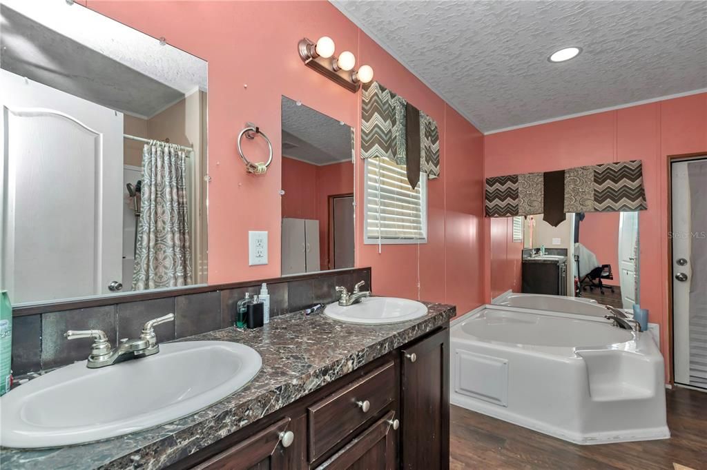 For Sale: $179,000 (4 beds, 2 baths, 1622 Square Feet)