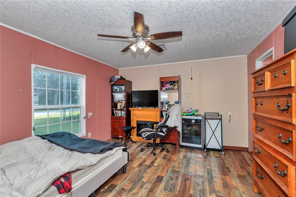 For Sale: $179,000 (4 beds, 2 baths, 1622 Square Feet)