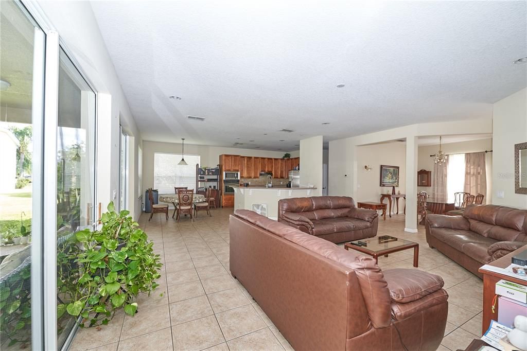 En Venta: $549,000 (6 camas, 4 baños, 3337 Pies cuadrados)