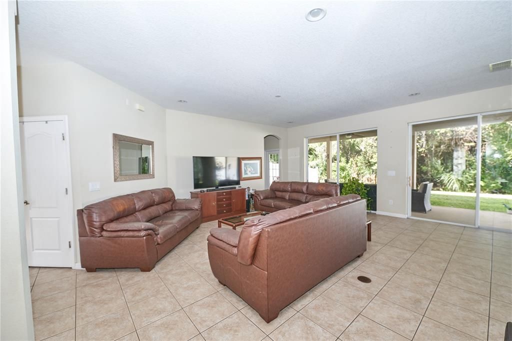 En Venta: $549,000 (6 camas, 4 baños, 3337 Pies cuadrados)