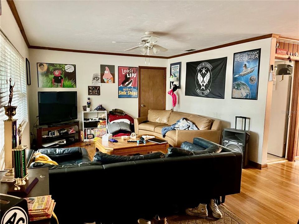 En Venta: $425,000 (5 camas, 3 baños, 1976 Pies cuadrados)