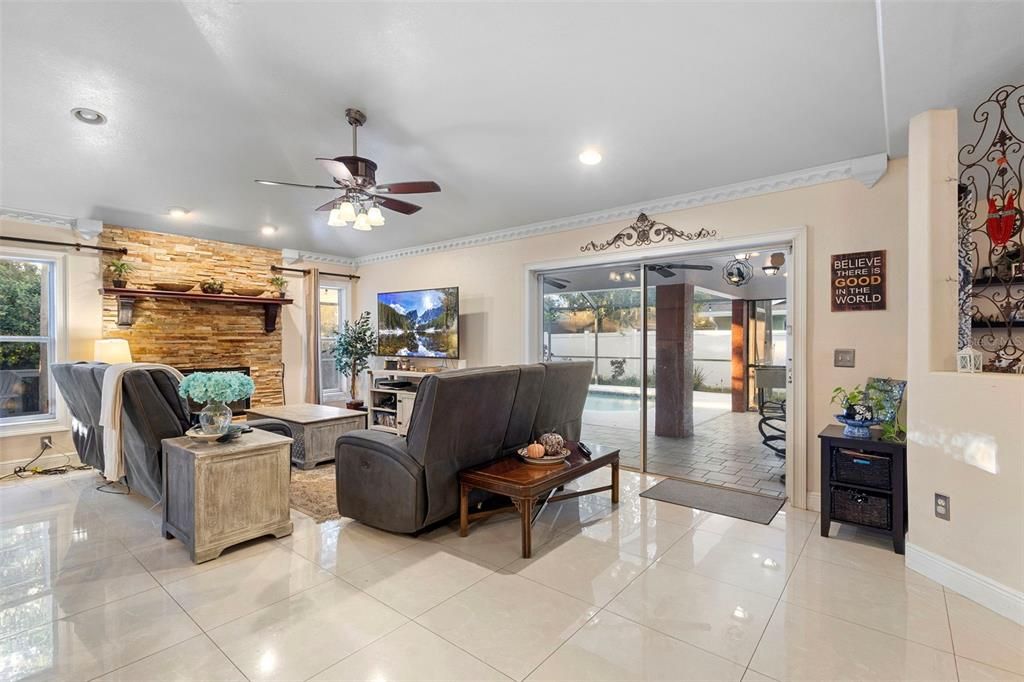 En Venta: $595,000 (4 camas, 2 baños, 2421 Pies cuadrados)