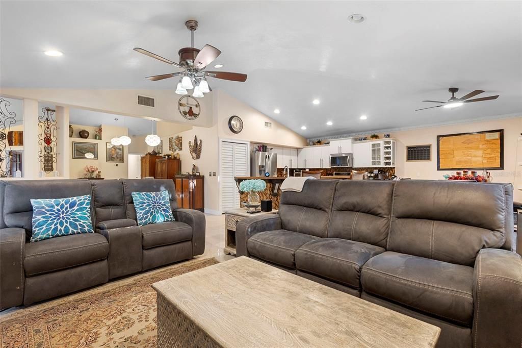 En Venta: $595,000 (4 camas, 2 baños, 2421 Pies cuadrados)