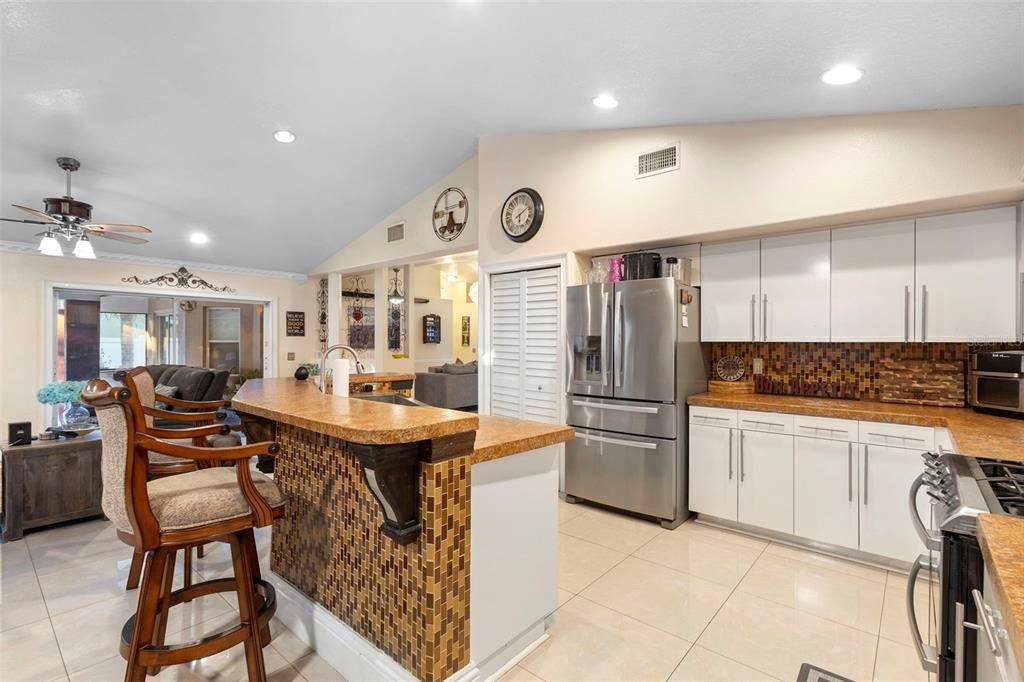 En Venta: $595,000 (4 camas, 2 baños, 2421 Pies cuadrados)