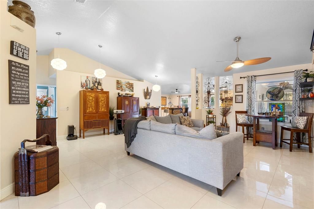 En Venta: $595,000 (4 camas, 2 baños, 2421 Pies cuadrados)