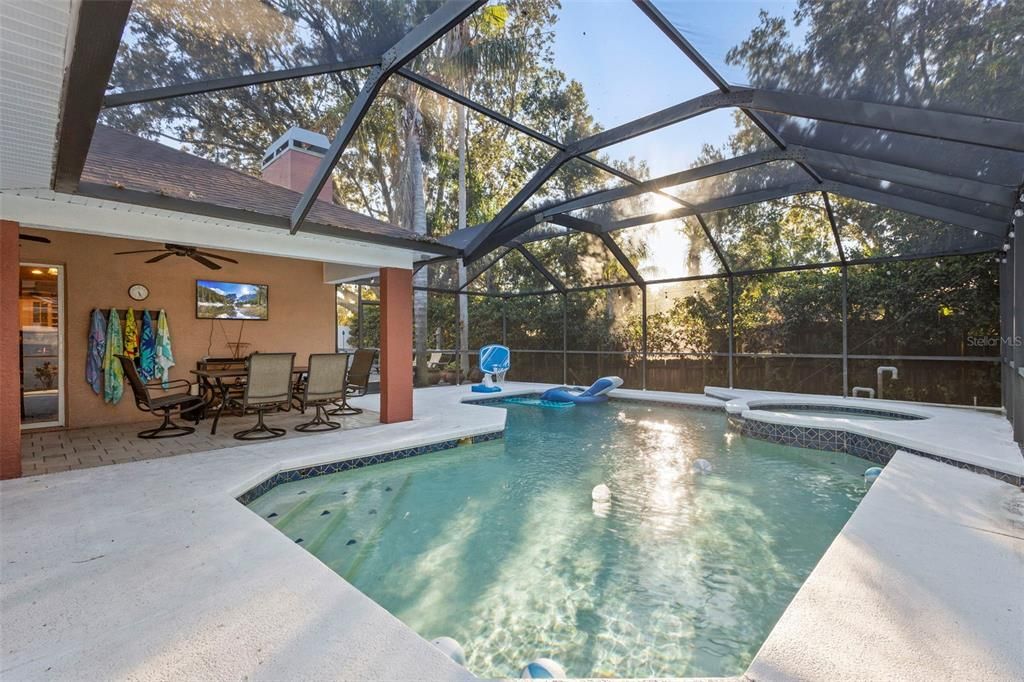 En Venta: $595,000 (4 camas, 2 baños, 2421 Pies cuadrados)