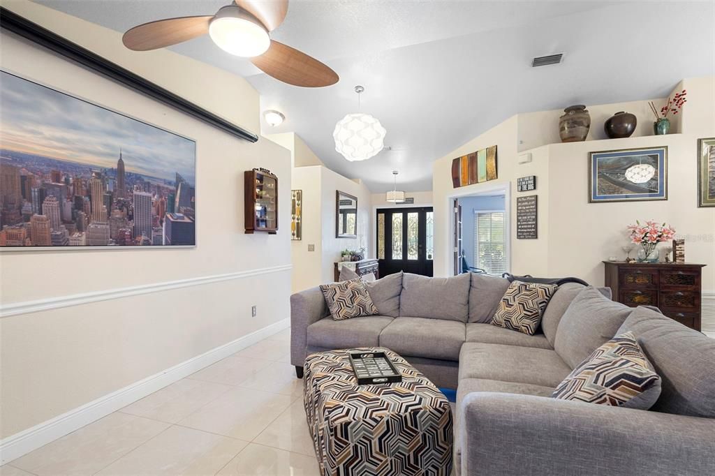 En Venta: $595,000 (4 camas, 2 baños, 2421 Pies cuadrados)