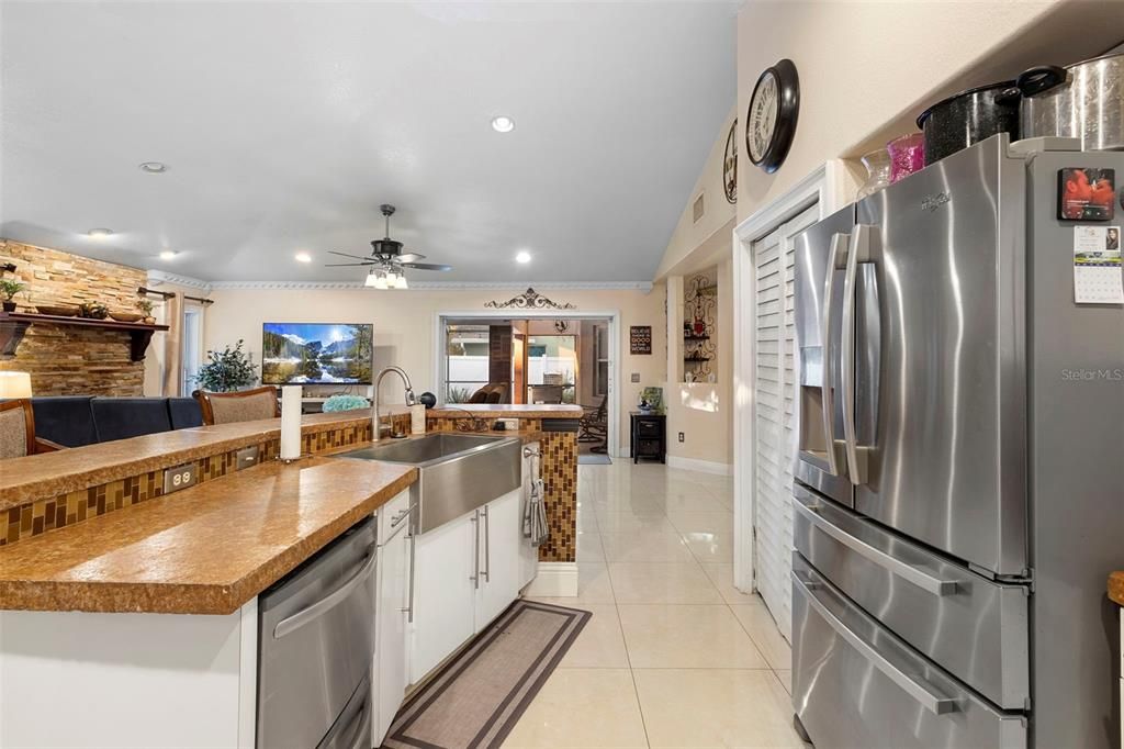 En Venta: $595,000 (4 camas, 2 baños, 2421 Pies cuadrados)