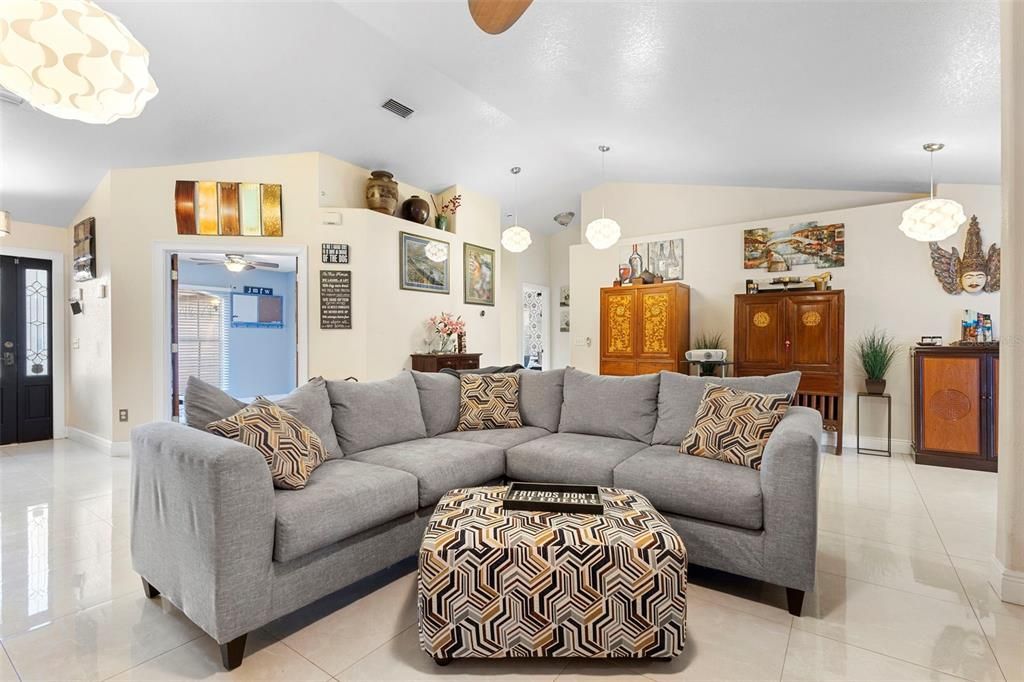 En Venta: $595,000 (4 camas, 2 baños, 2421 Pies cuadrados)