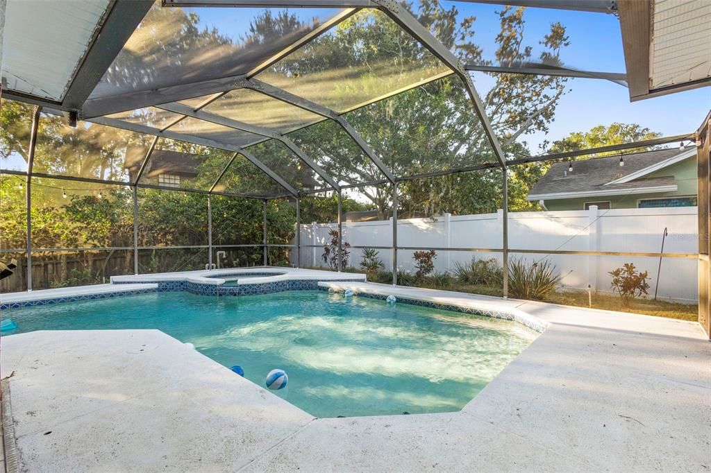 En Venta: $595,000 (4 camas, 2 baños, 2421 Pies cuadrados)