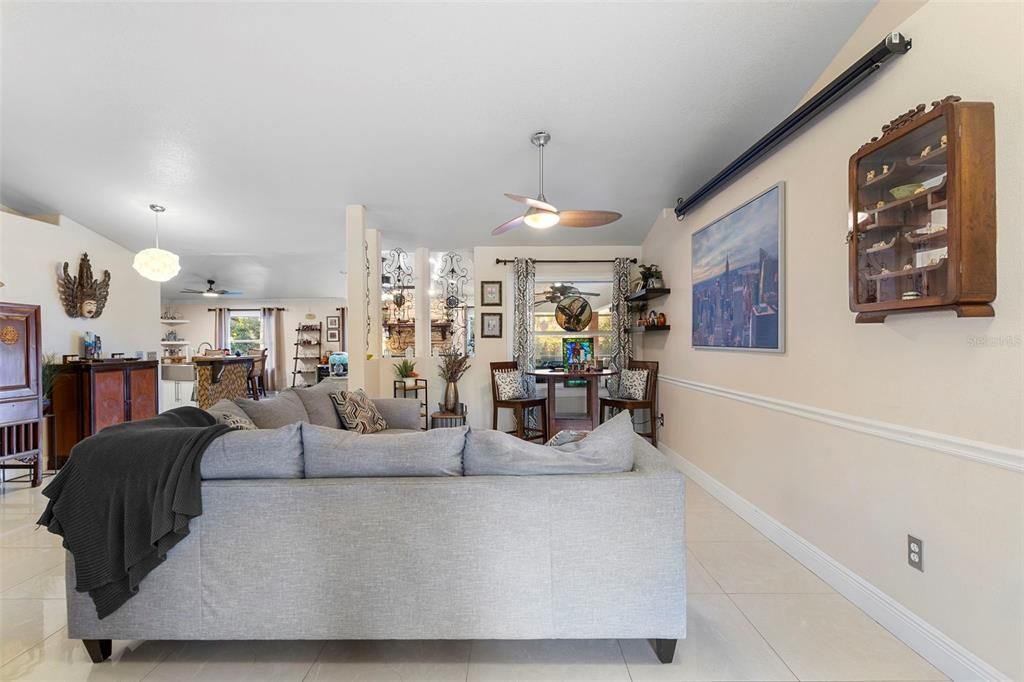 En Venta: $595,000 (4 camas, 2 baños, 2421 Pies cuadrados)