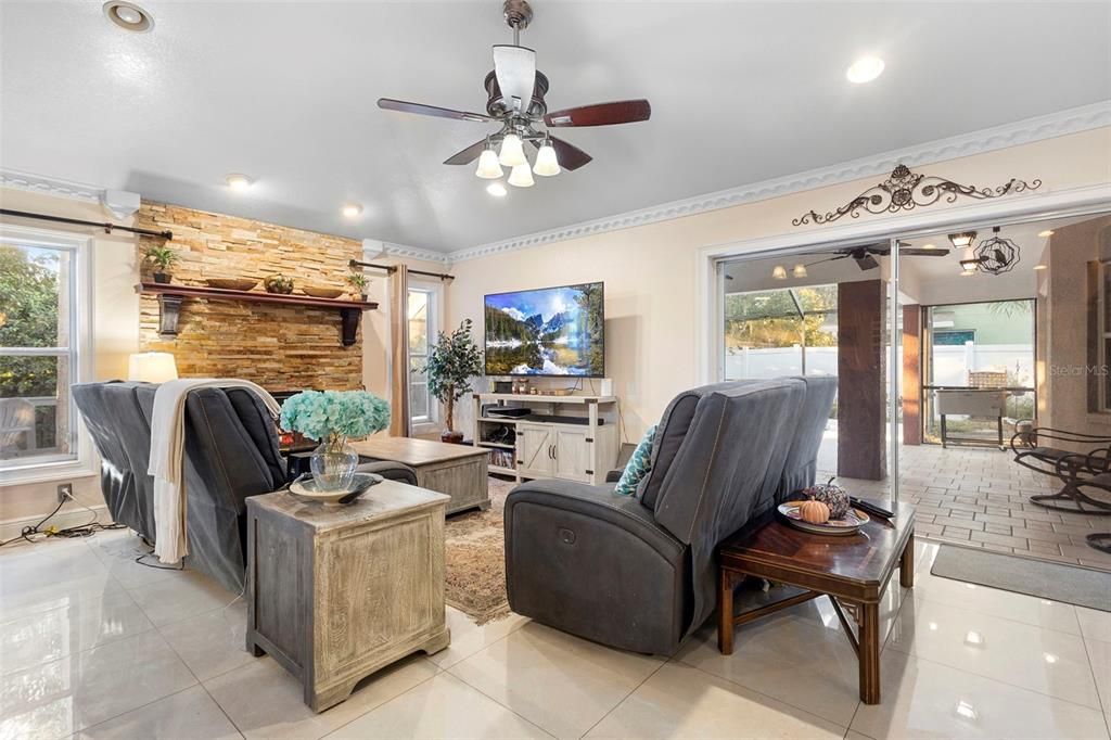 En Venta: $595,000 (4 camas, 2 baños, 2421 Pies cuadrados)