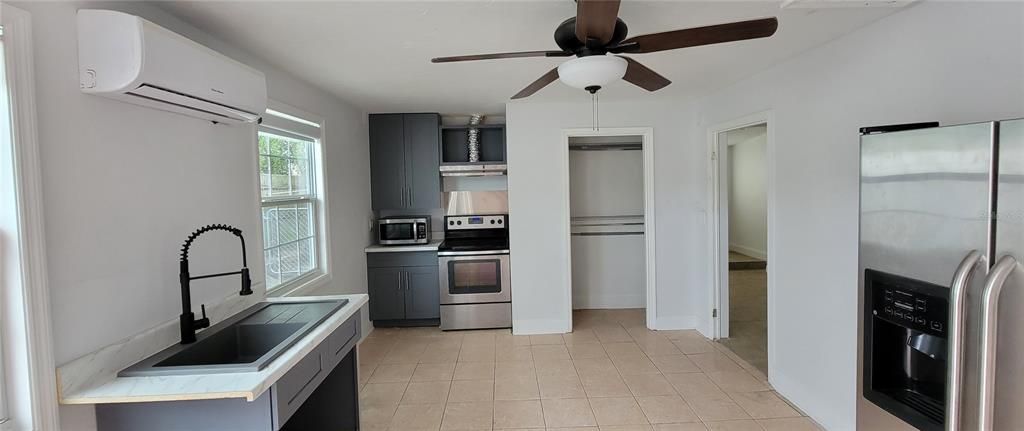 For Rent: $1,800 (1 beds, 1 baths, 700 Square Feet)