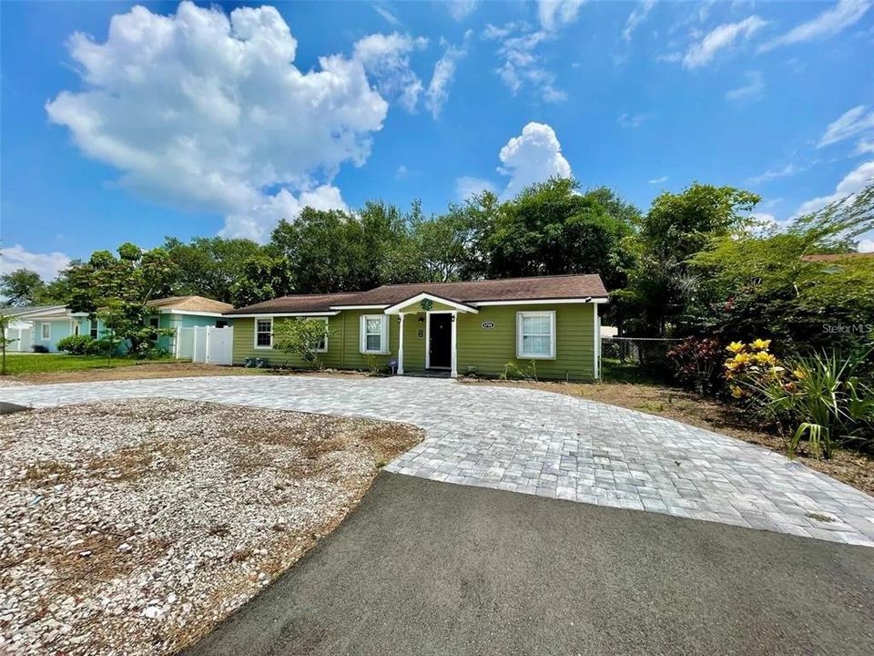 For Rent: $1,800 (1 beds, 1 baths, 700 Square Feet)