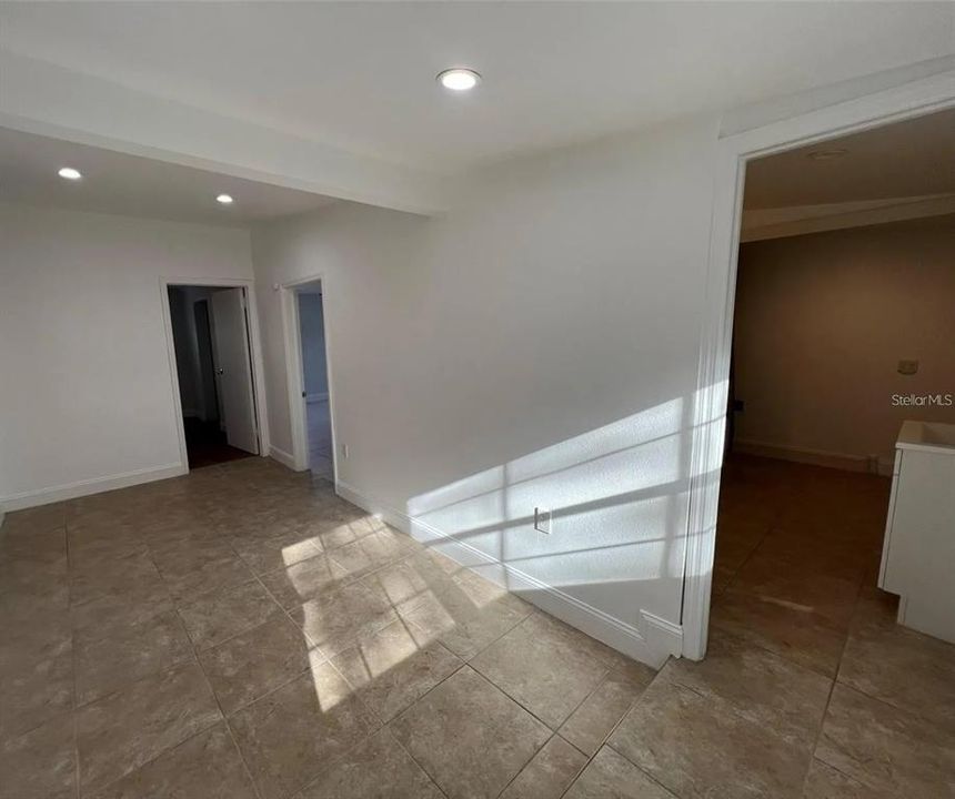 For Rent: $1,800 (1 beds, 1 baths, 700 Square Feet)