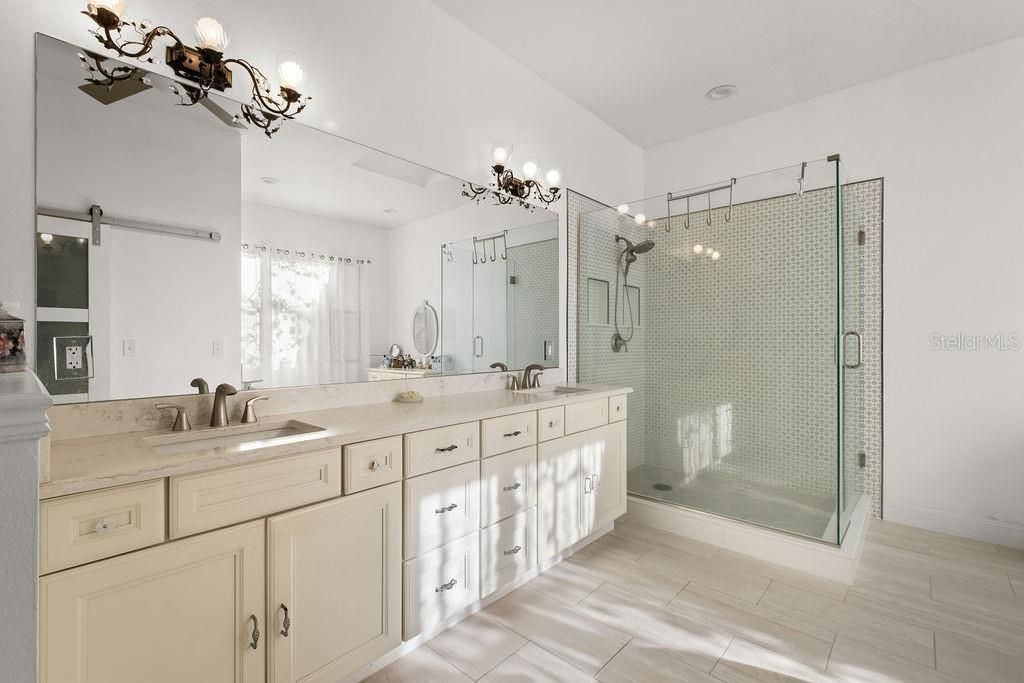 На продажу: $1,998,000 (5 спален, 4 ванн, 4716 Квадратных фут)