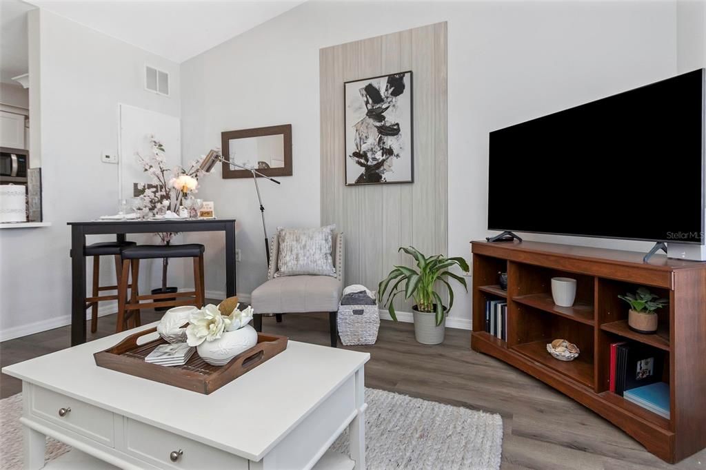 For Sale: $269,000 (1 beds, 1 baths, 654 Square Feet)