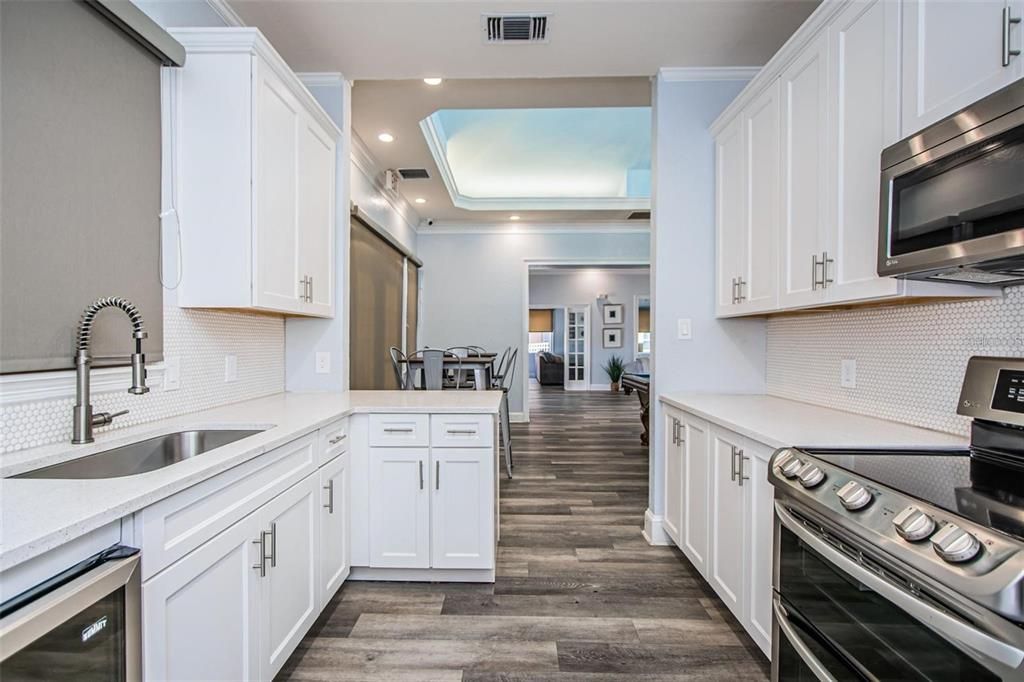 For Sale: $269,000 (1 beds, 1 baths, 654 Square Feet)