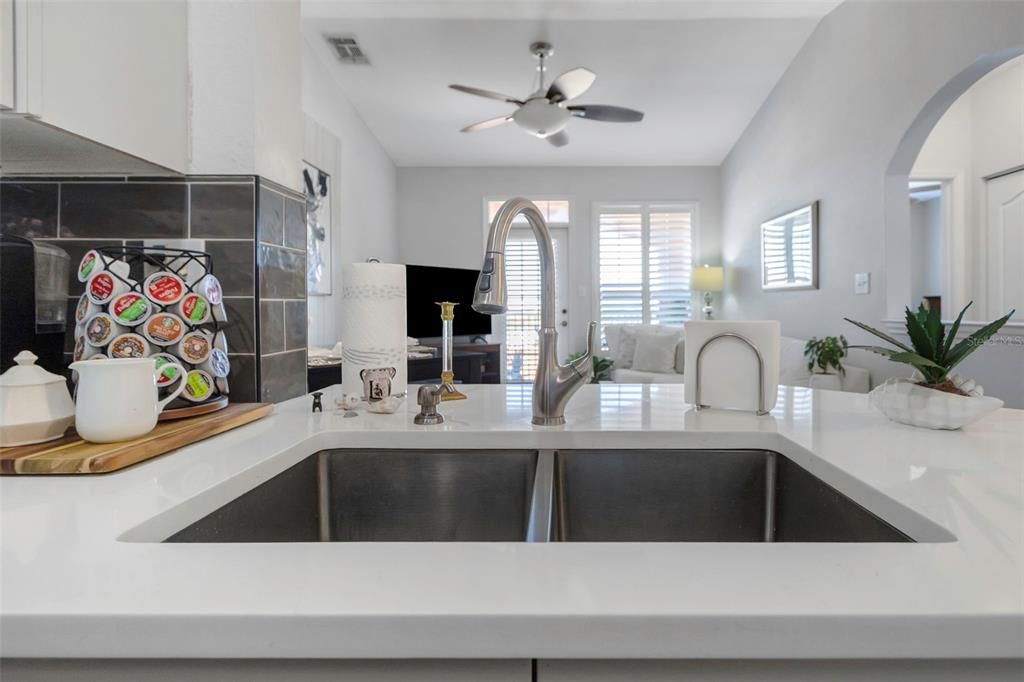 For Sale: $269,000 (1 beds, 1 baths, 654 Square Feet)