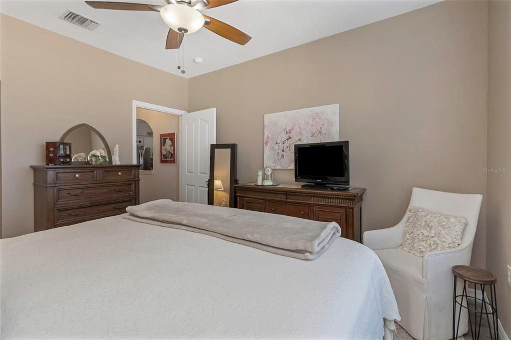 For Sale: $269,000 (1 beds, 1 baths, 654 Square Feet)