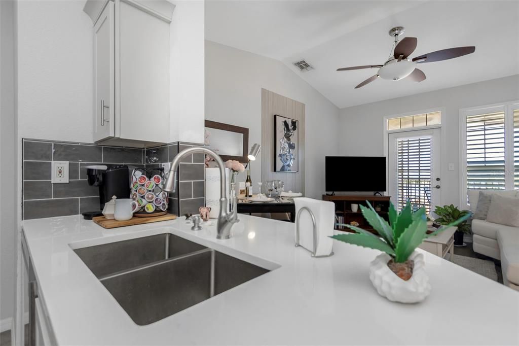 For Sale: $269,000 (1 beds, 1 baths, 654 Square Feet)