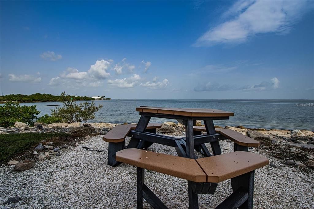 For Sale: $269,000 (1 beds, 1 baths, 654 Square Feet)