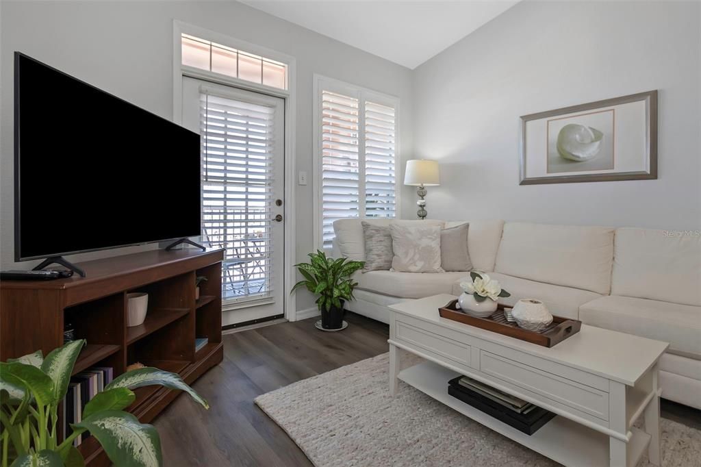 For Sale: $269,000 (1 beds, 1 baths, 654 Square Feet)