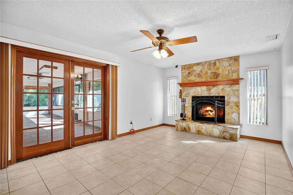 На продажу: $299,900 (3 спален, 2 ванн, 1741 Квадратных фут)