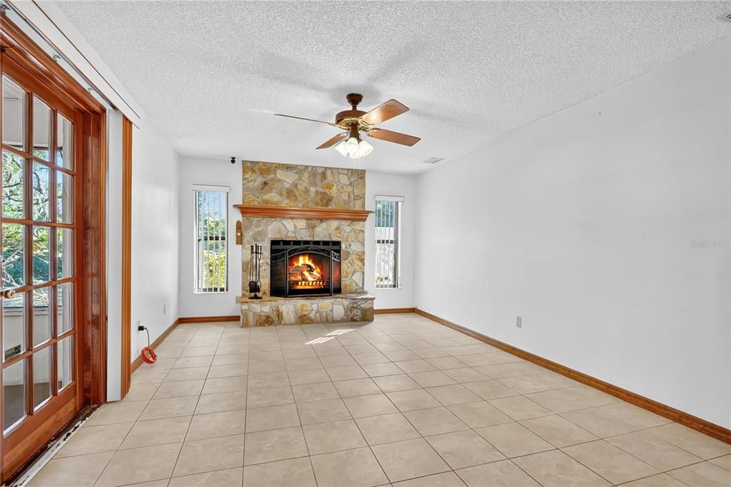 На продажу: $299,900 (3 спален, 2 ванн, 1741 Квадратных фут)