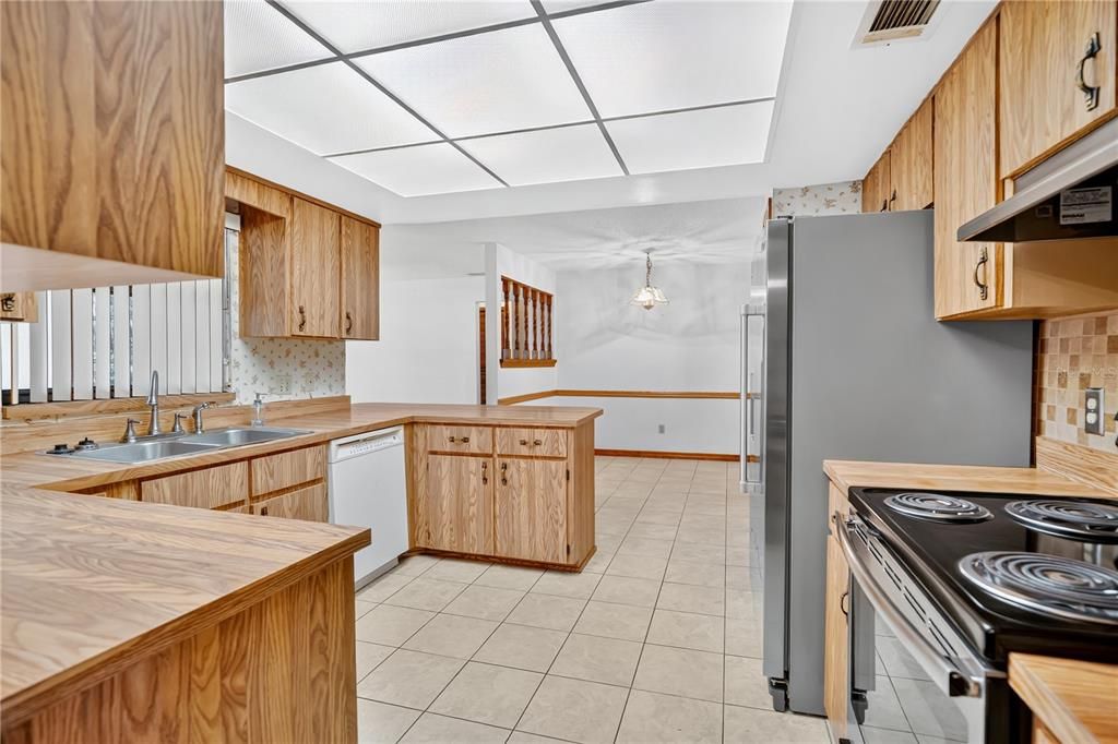 На продажу: $299,900 (3 спален, 2 ванн, 1741 Квадратных фут)