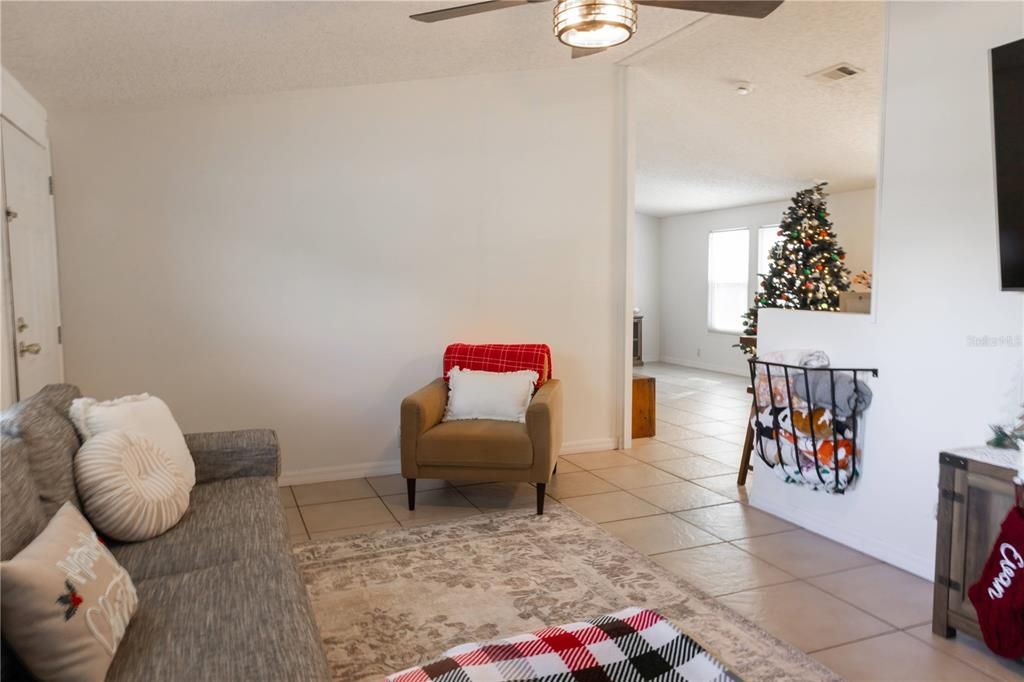 На продажу: $324,999 (3 спален, 2 ванн, 1152 Квадратных фут)