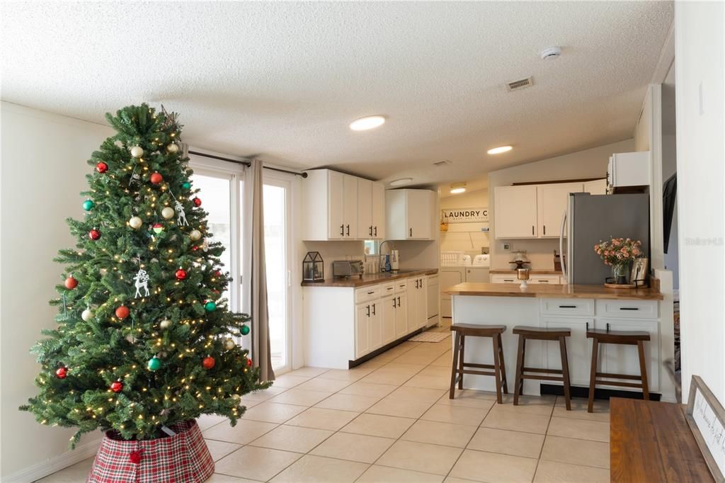 На продажу: $324,999 (3 спален, 2 ванн, 1152 Квадратных фут)