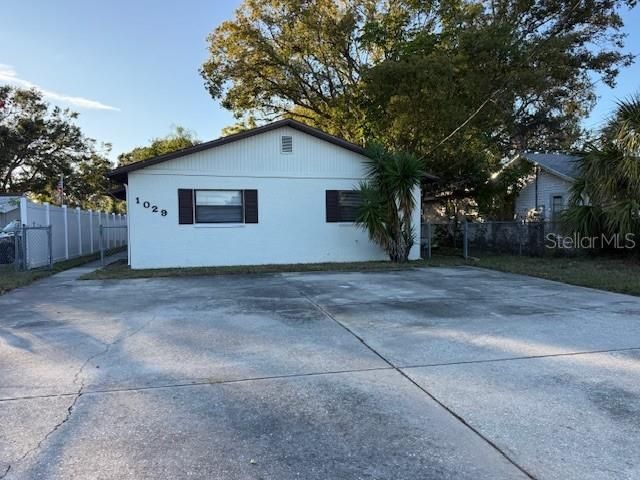 For Rent: $1,700 (2 beds, 1 baths, 975 Square Feet)