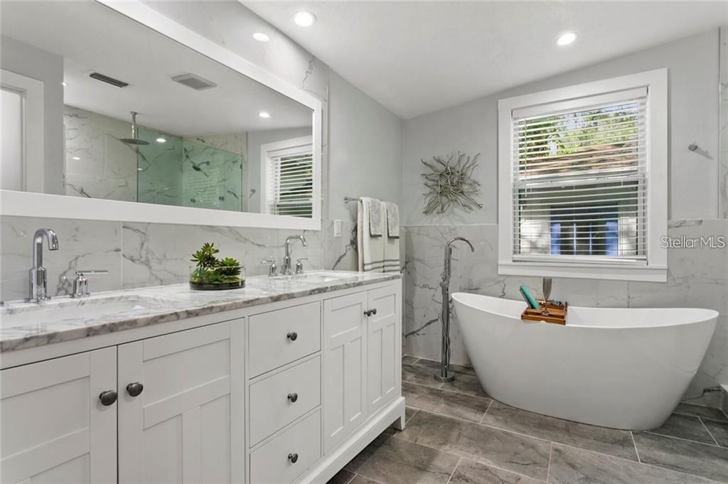 合同活跃: $450,000 (3 贝兹, 2 浴室, 1326 平方英尺)