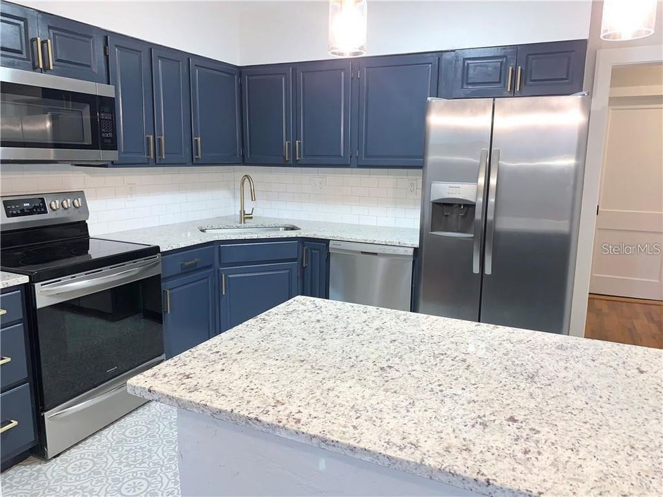 合同活跃: $450,000 (3 贝兹, 2 浴室, 1326 平方英尺)