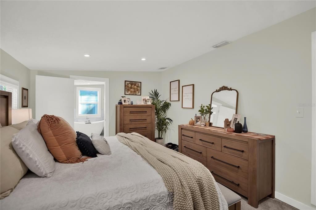 合同活跃: $450,000 (3 贝兹, 2 浴室, 1326 平方英尺)