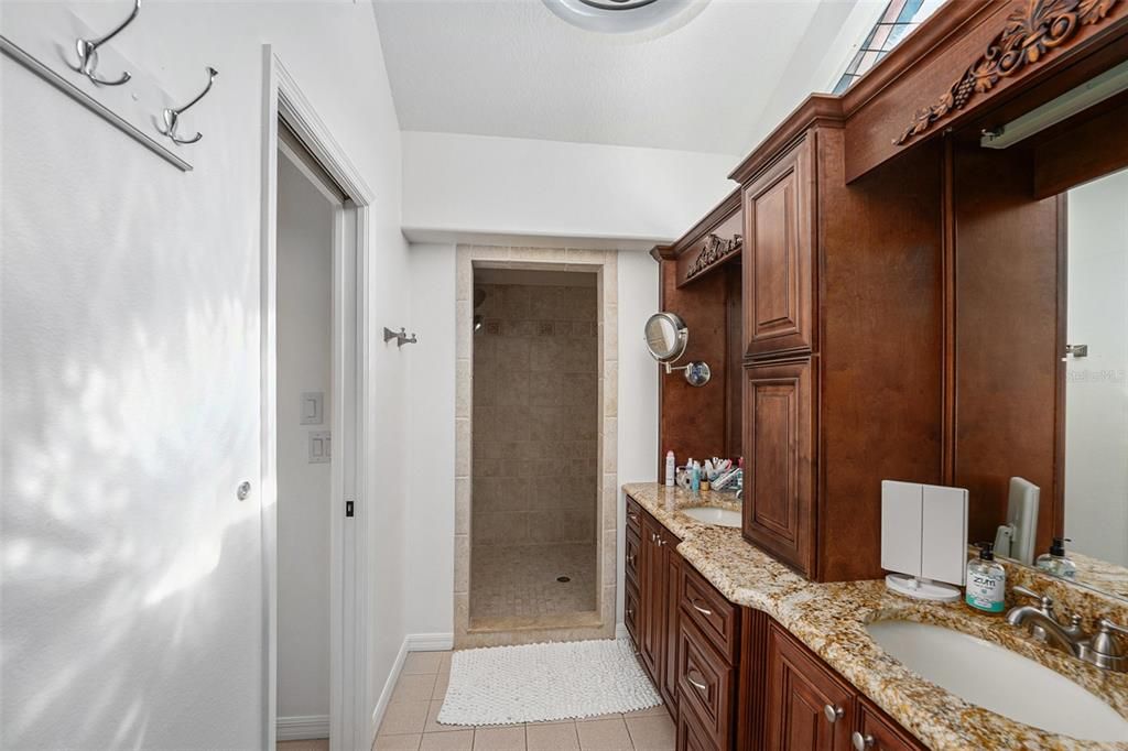 合同活跃: $699,950 (5 贝兹, 3 浴室, 2418 平方英尺)