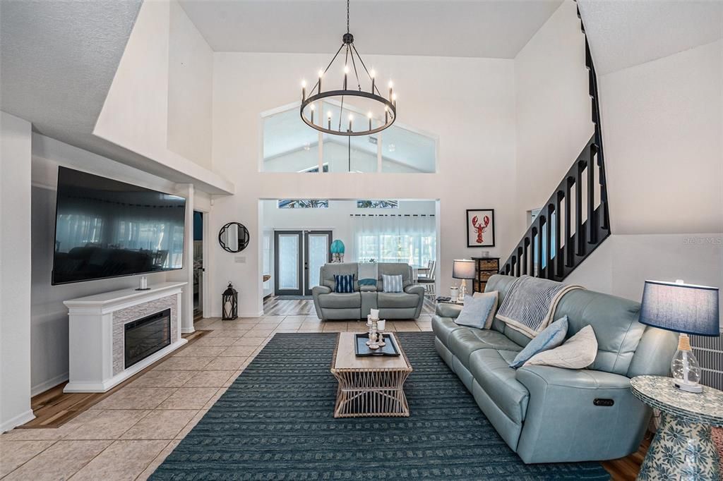 合同活跃: $699,950 (5 贝兹, 3 浴室, 2418 平方英尺)