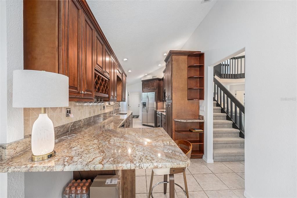 合同活跃: $699,950 (5 贝兹, 3 浴室, 2418 平方英尺)