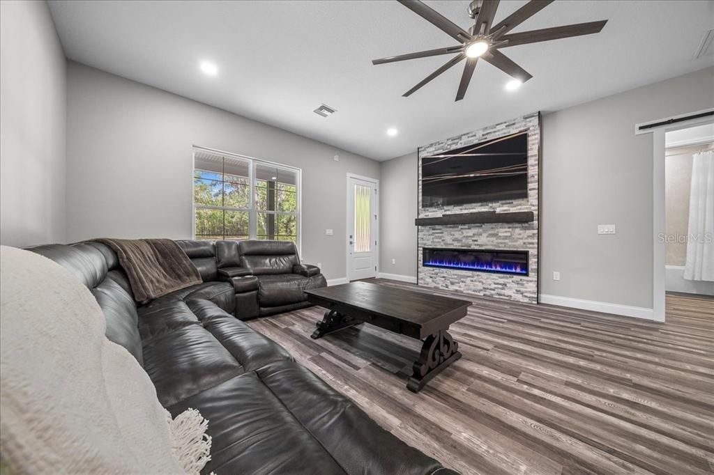 For Sale: $625,000 (2 beds, 2 baths, 1550 Square Feet)