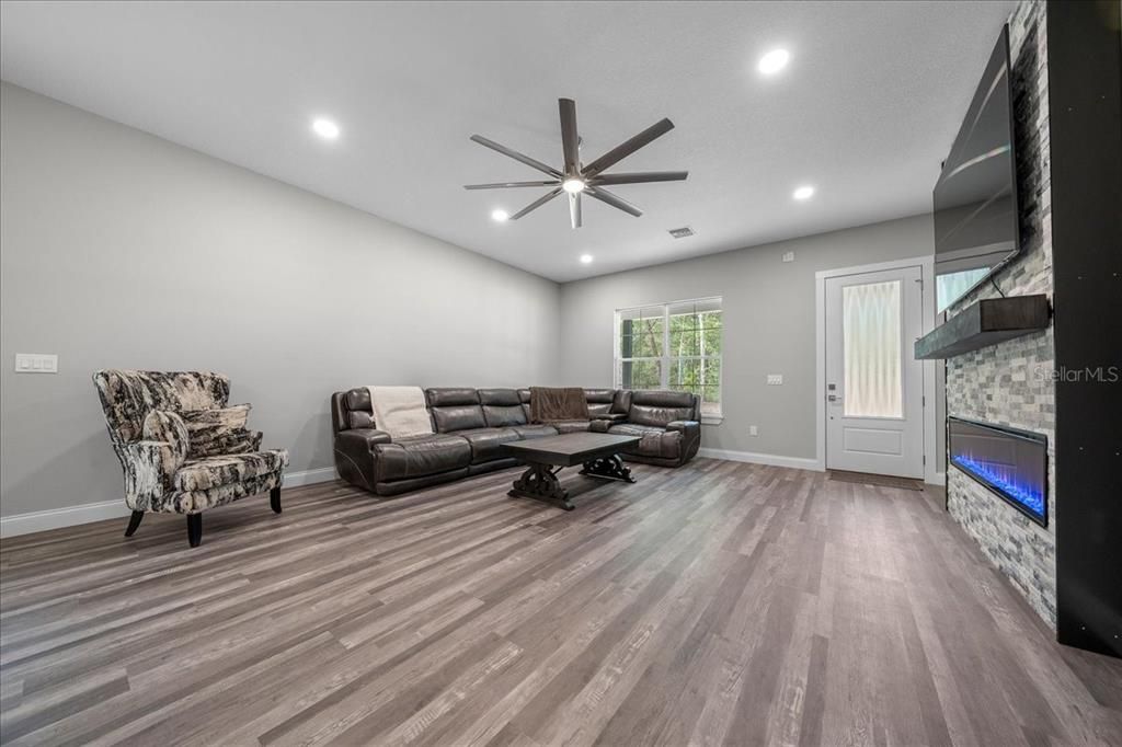 For Sale: $625,000 (2 beds, 2 baths, 1550 Square Feet)