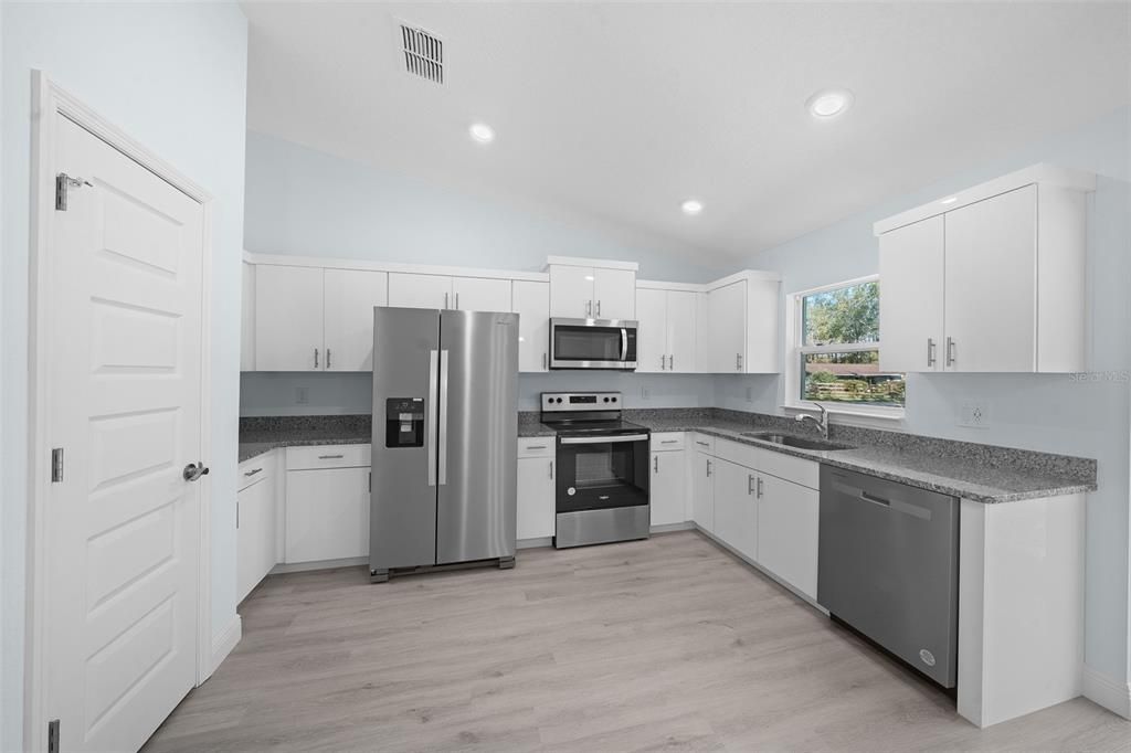 For Sale: $230,000 (3 beds, 2 baths, 1207 Square Feet)