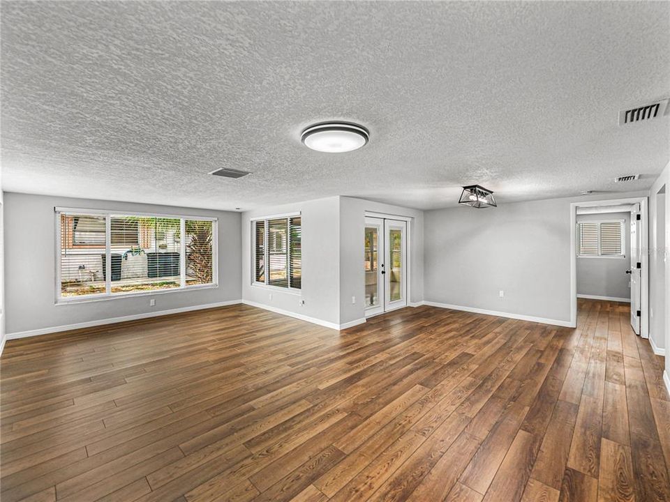 Active With Contract: $280,000 (3 beds, 2 baths, 1284 Square Feet)