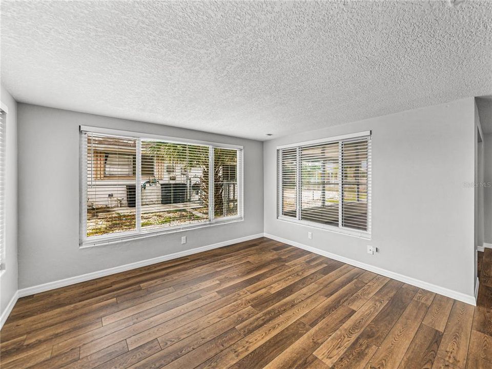 Active With Contract: $280,000 (3 beds, 2 baths, 1284 Square Feet)