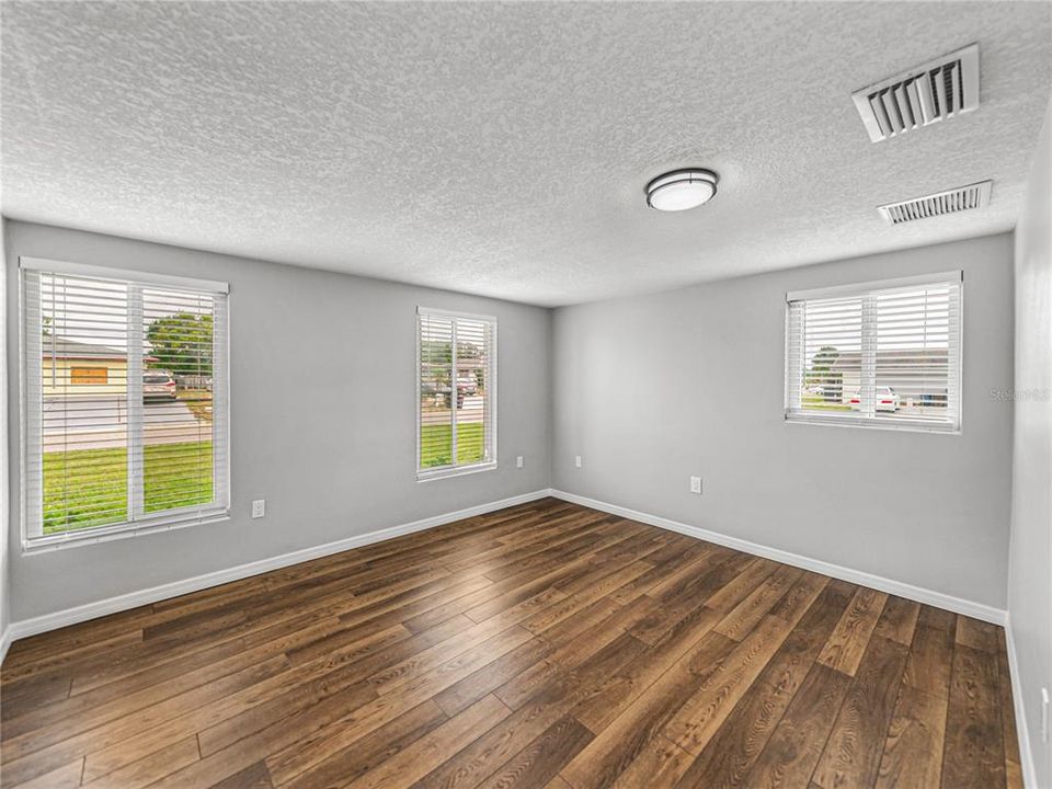 Active With Contract: $280,000 (3 beds, 2 baths, 1284 Square Feet)