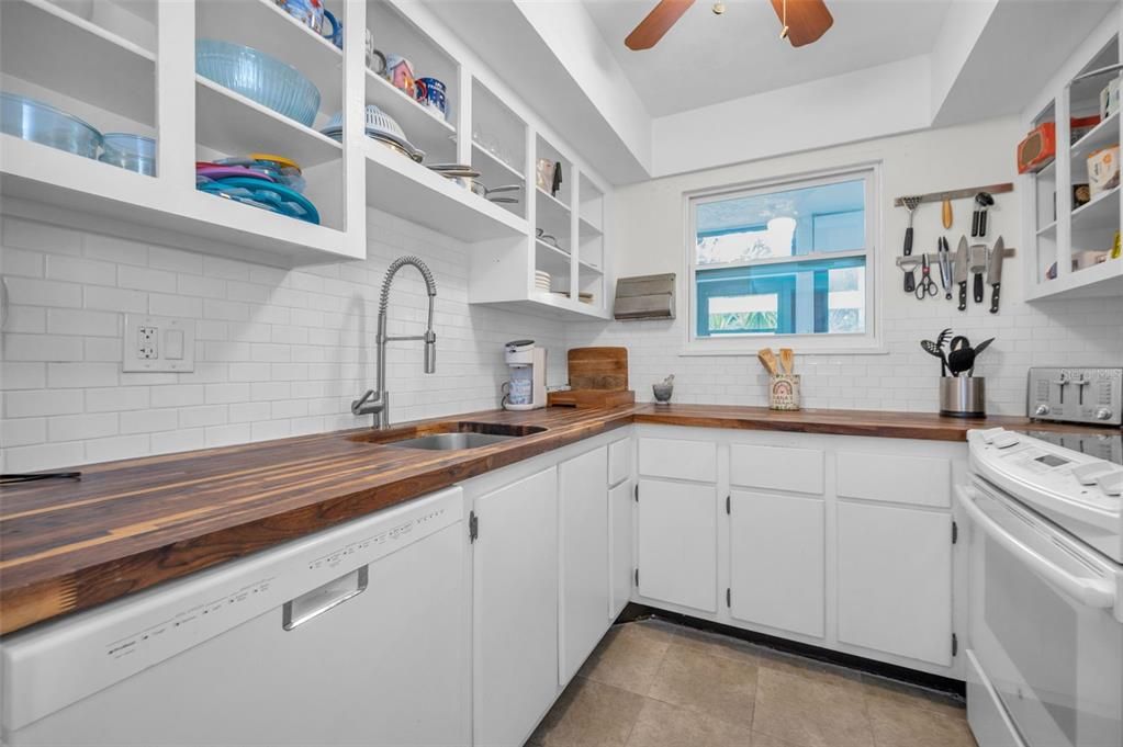 待售: $225,000 (2 贝兹, 2 浴室, 980 平方英尺)