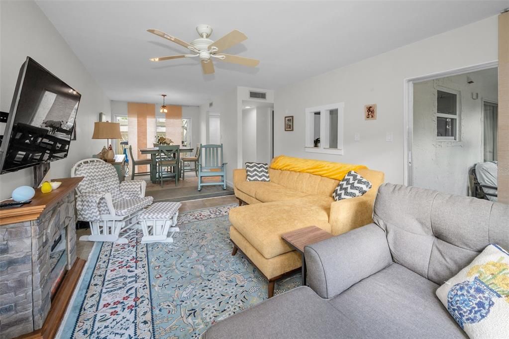 待售: $225,000 (2 贝兹, 2 浴室, 980 平方英尺)