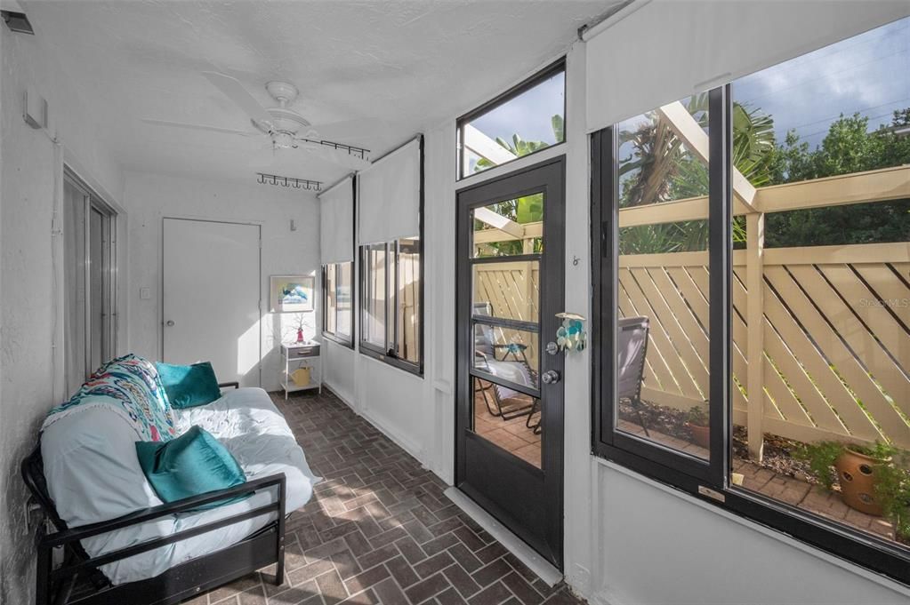 待售: $225,000 (2 贝兹, 2 浴室, 980 平方英尺)