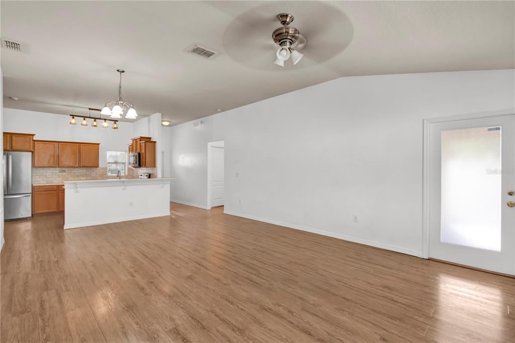 出租: $2,100 (3 贝兹, 2 浴室, 1340 平方英尺)