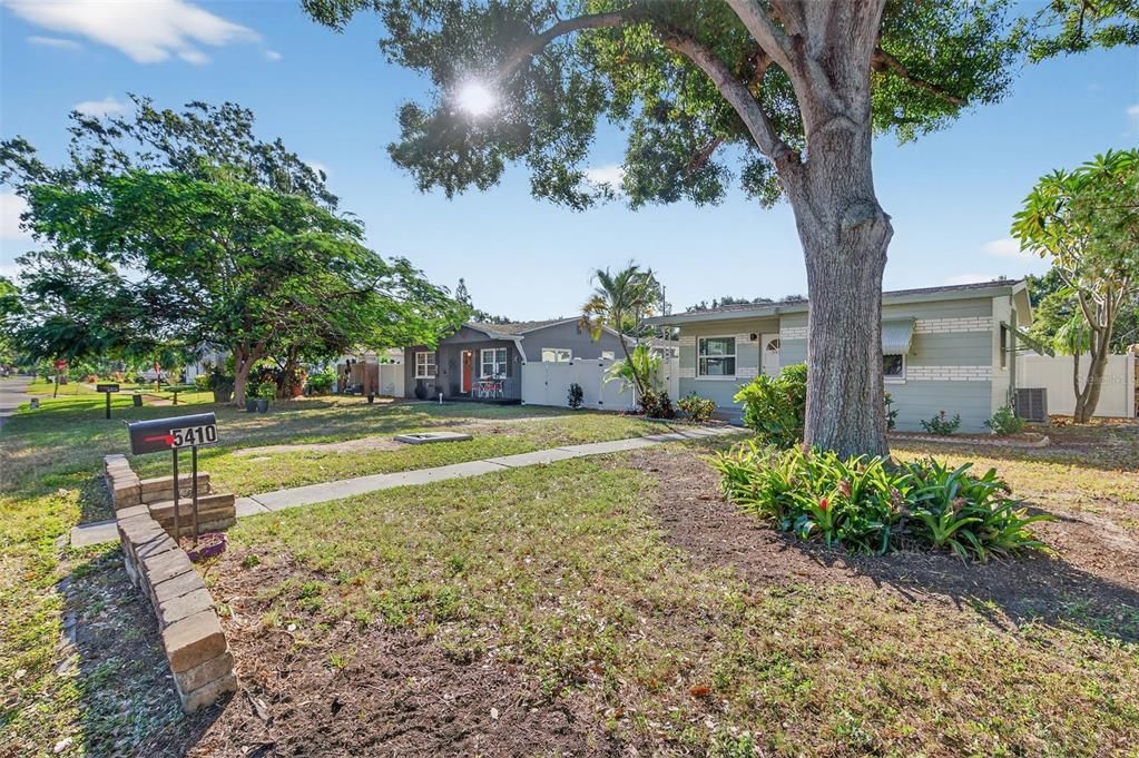 For Rent: $2,400 (2 beds, 1 baths, 810 Square Feet)